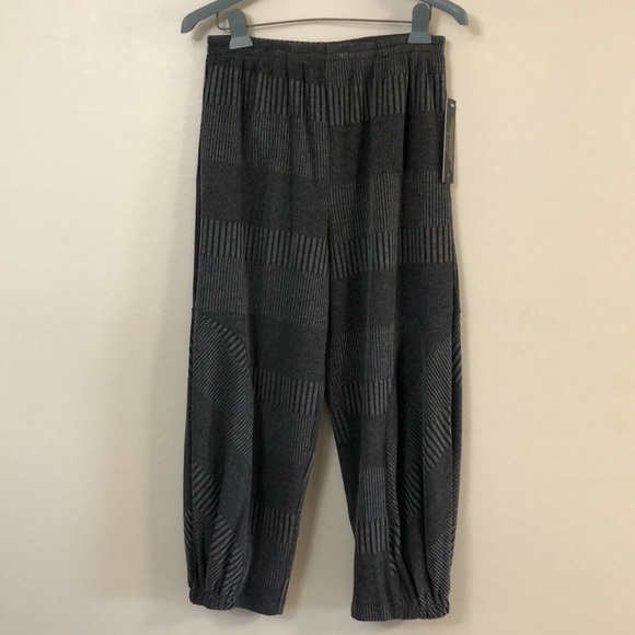Pull-on Gray cropped pants designer is IC Collections by Connie K - Picture 1 of 8